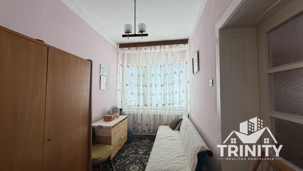Na predaj 5-izbový tehlový rodinný dom v obci Strekov