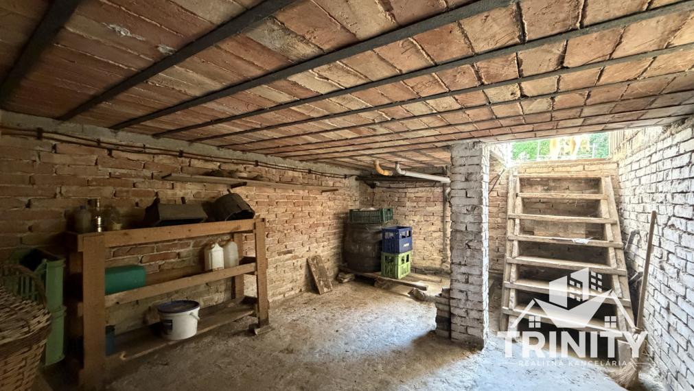 Na predaj 5-izbový tehlový rodinný dom v obci Strekov