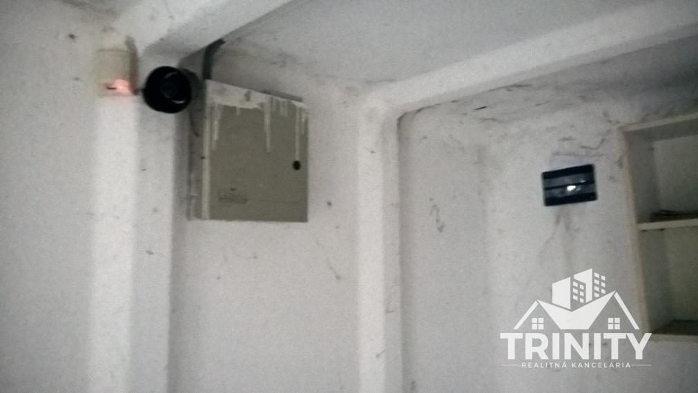 Na predaj garáž s elektrinou na sídlisku juh v Nových Zámkoch