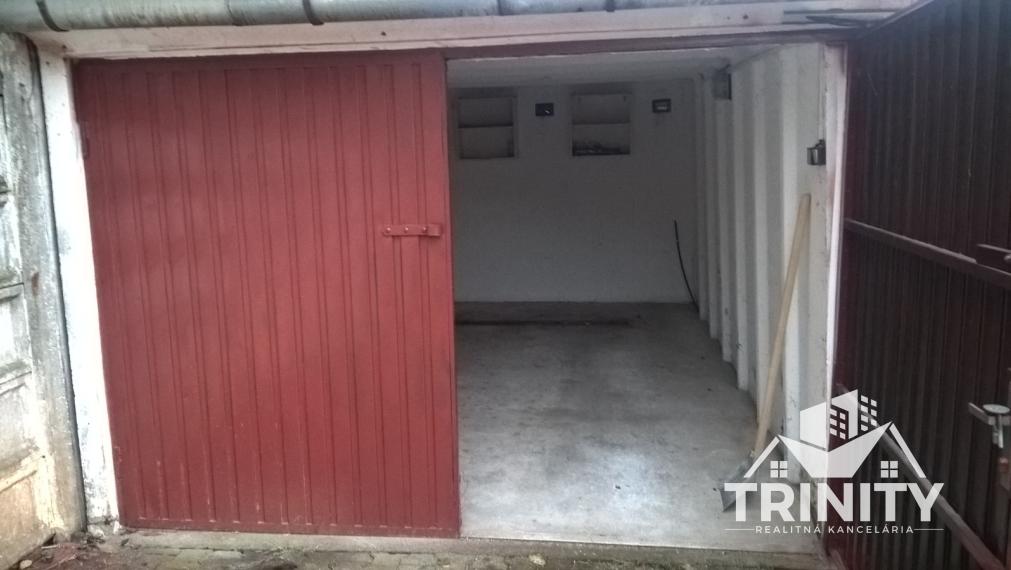 Na predaj garáž s elektrinou na sídlisku juh v Nových Zámkoch