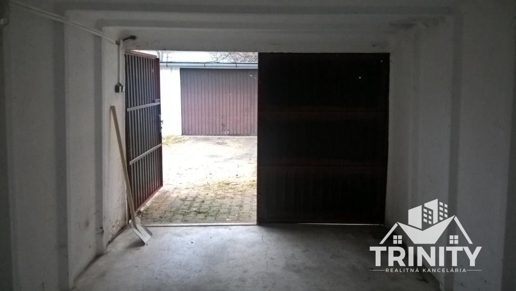 Na predaj garáž s elektrinou na sídlisku juh v Nových Zámkoch