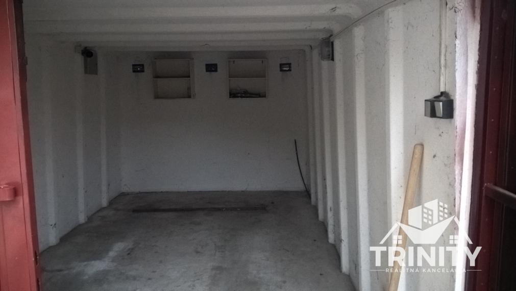 Na predaj garáž s elektrinou na sídlisku juh v Nových Zámkoch