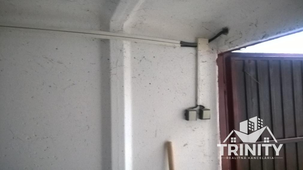 Na predaj garáž s elektrinou na sídlisku juh v Nových Zámkoch