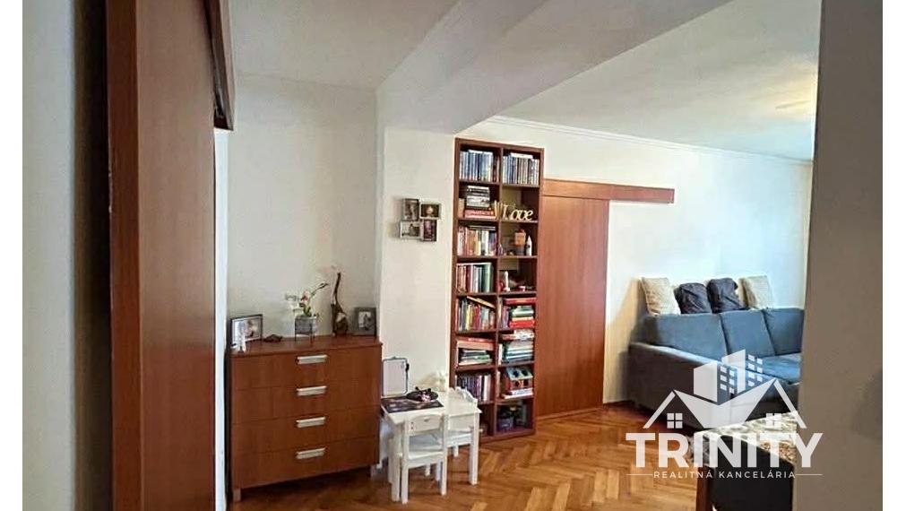 Na predaj 3-izbový byt s balkónom v centre mesta v Nových Zámkoch