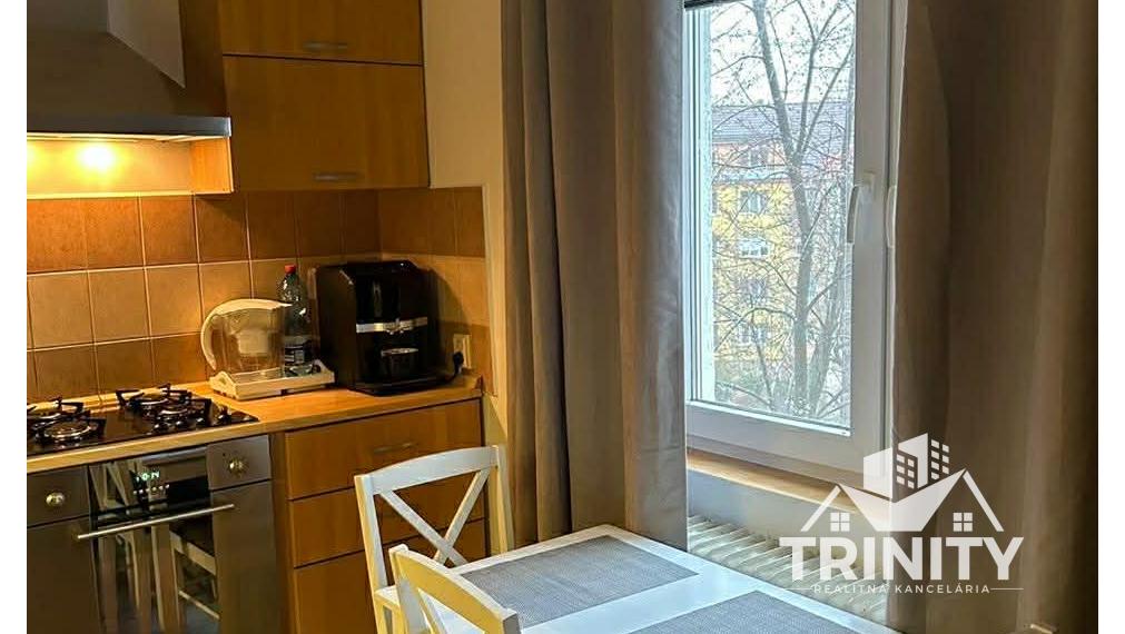 Na predaj 3-izbový byt s balkónom v centre mesta v Nových Zámkoch