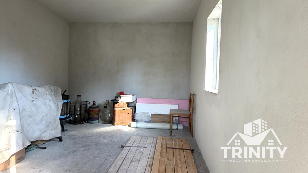 Na predaj tehlový 2-izbový rodinný dom s letnou kuchyňou v obci Svodín