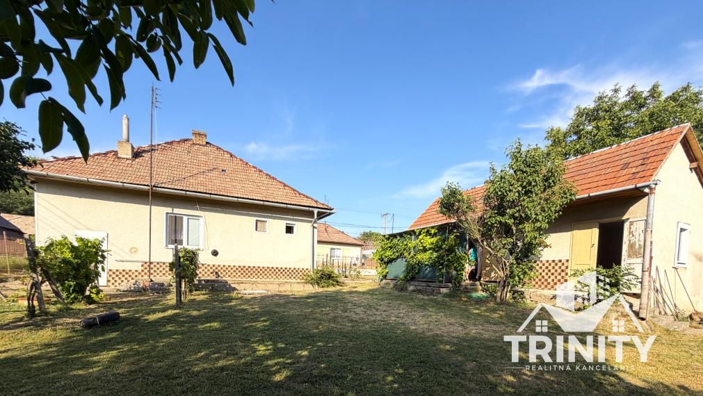 Na predaj tehlový 2-izbový rodinný dom s letnou kuchyňou v obci Svodín