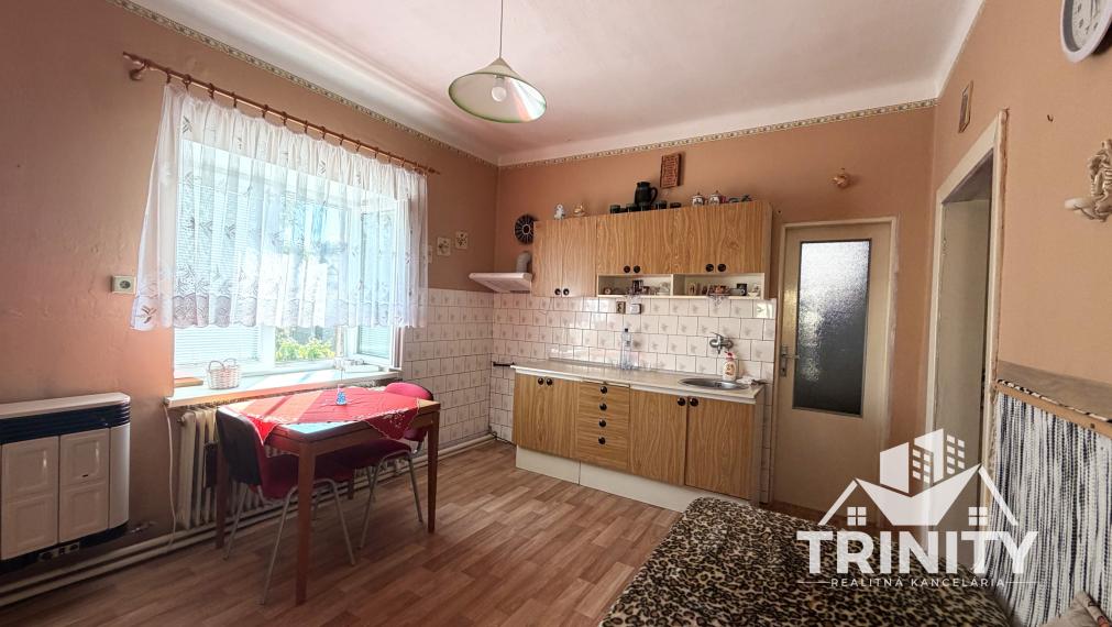 Na predaj tehlový 2-izbový rodinný dom s letnou kuchyňou v obci Svodín