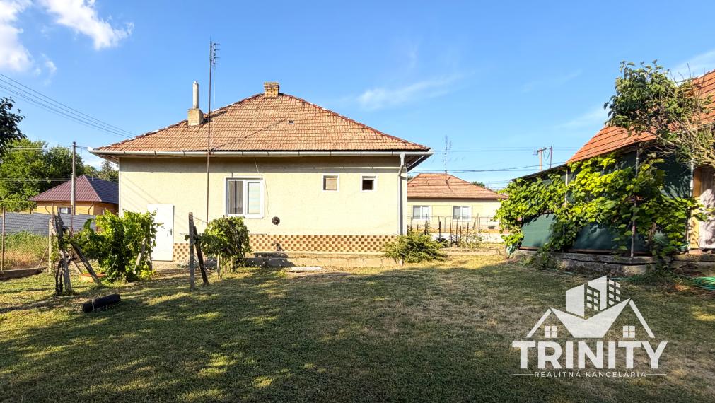 Na predaj tehlový 2-izbový rodinný dom s letnou kuchyňou v obci Svodín