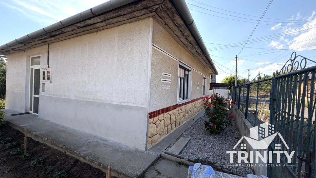 Na predaj tehlový 2-izbový rodinný dom s letnou kuchyňou v obci Svodín