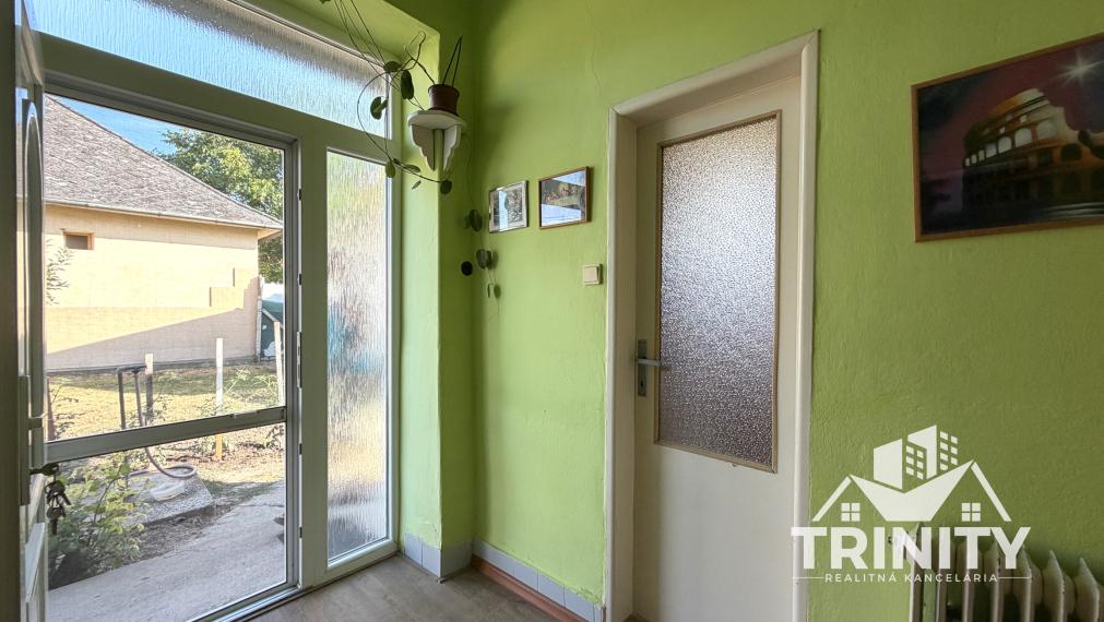 Na predaj tehlový 2-izbový rodinný dom s letnou kuchyňou v obci Svodín