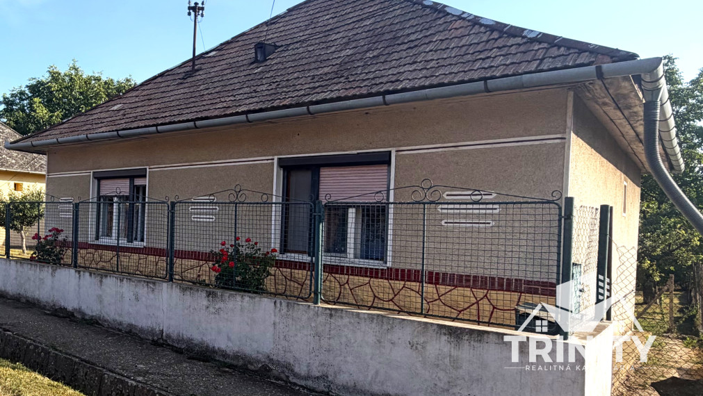 Na predaj tehlový 2-izbový rodinný dom s letnou kuchyňou v obci Svodín