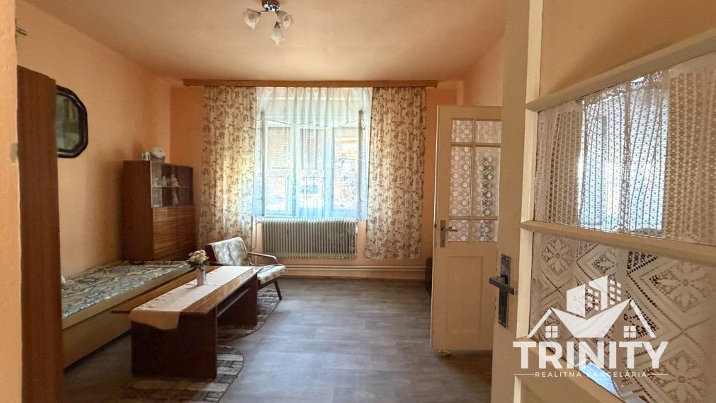 Na predaj tehlový 2-izbový rodinný dom s letnou kuchyňou v obci Svodín
