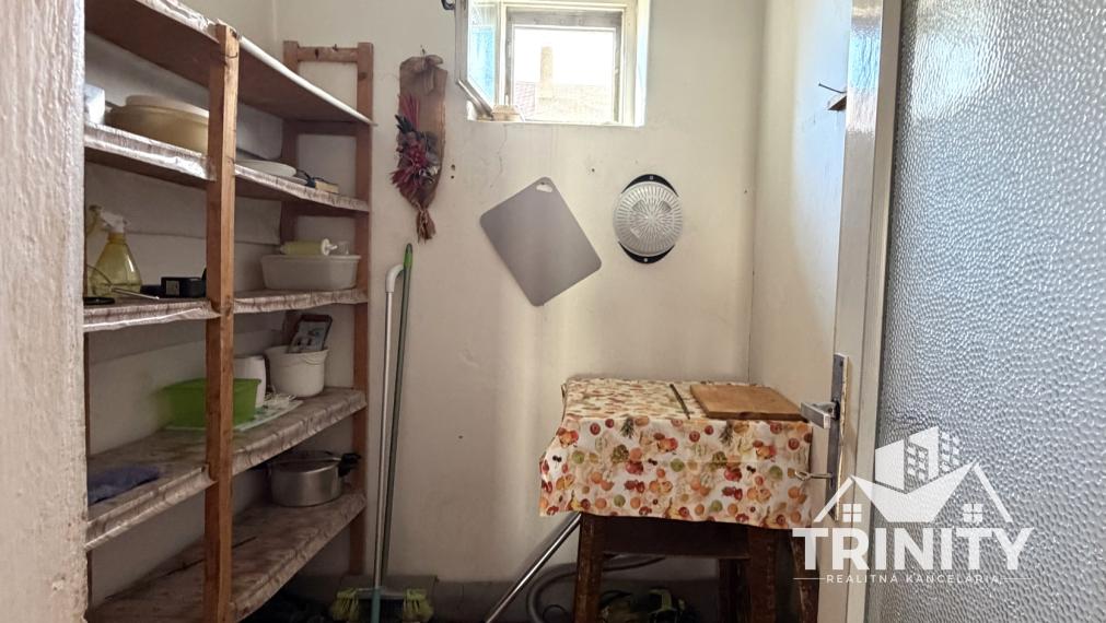 Na predaj tehlový 2-izbový rodinný dom s letnou kuchyňou v obci Svodín