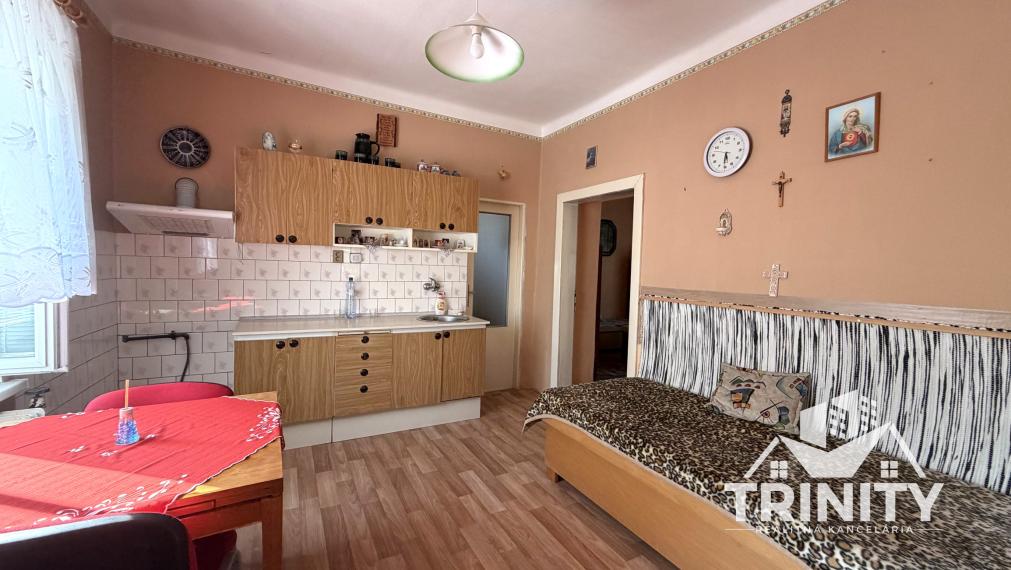 Na predaj tehlový 2-izbový rodinný dom s letnou kuchyňou v obci Svodín