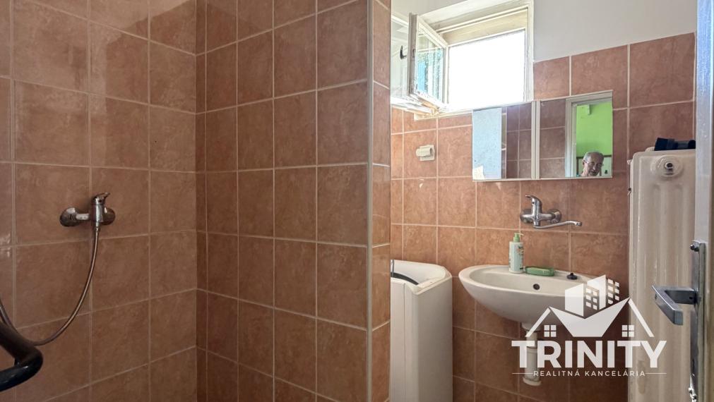 Na predaj tehlový 2-izbový rodinný dom s letnou kuchyňou v obci Svodín