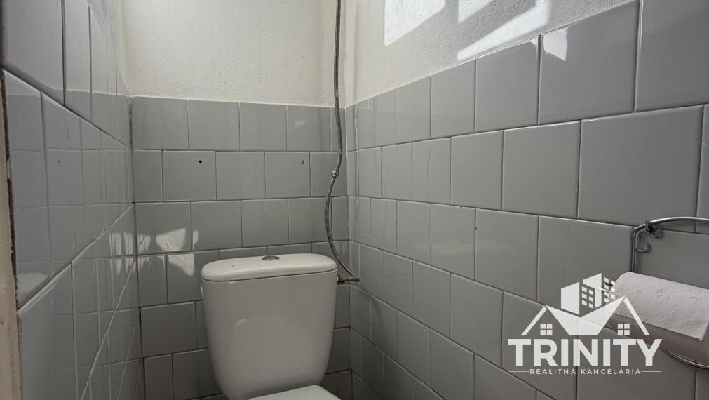Na predaj tehlový 2-izbový rodinný dom s letnou kuchyňou v obci Svodín