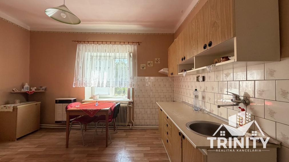 Na predaj tehlový 2-izbový rodinný dom s letnou kuchyňou v obci Svodín