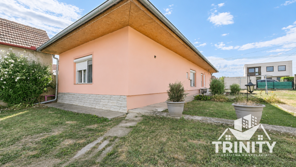EXKLUZÍVNE - Na predaj zariadený rodinný dom v obci Komjatice
