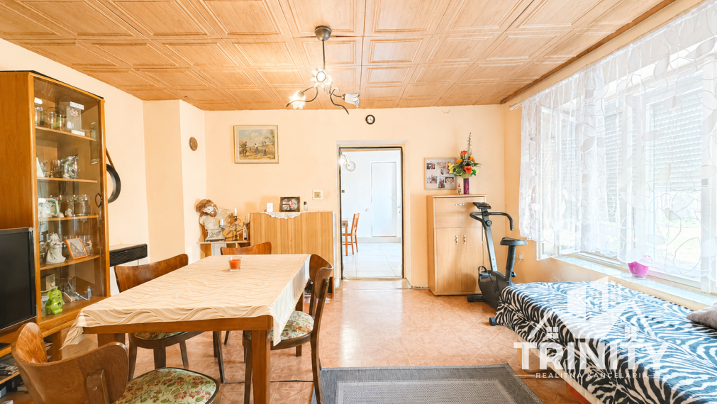 EXKLUZÍVNE - Na predaj zariadený rodinný dom v obci Komjatice