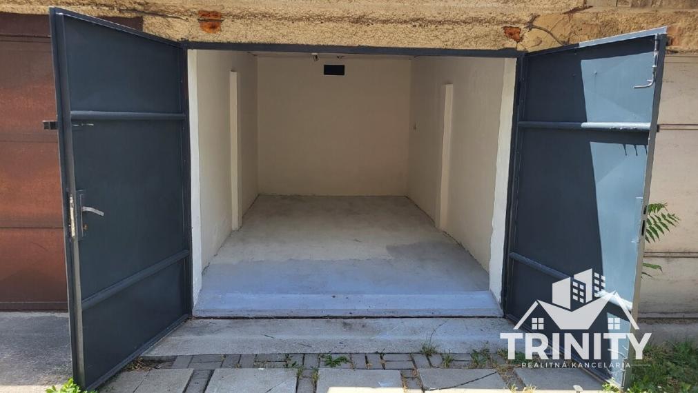 Na prenájom garáž s elektrinou v Nových Zámkoch