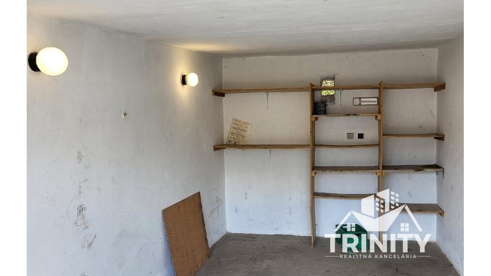Na prenájom garáž s elektrinou v Nových Zámkoch