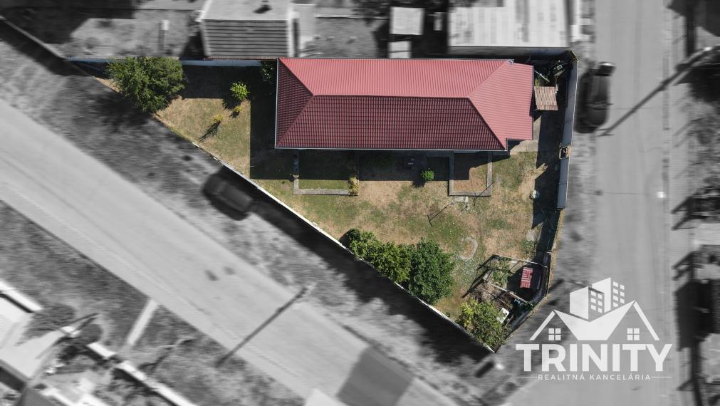 EXKLUZÍVNE - Na predaj 2-izbový zariadený rodinný dom v obci Komjatice