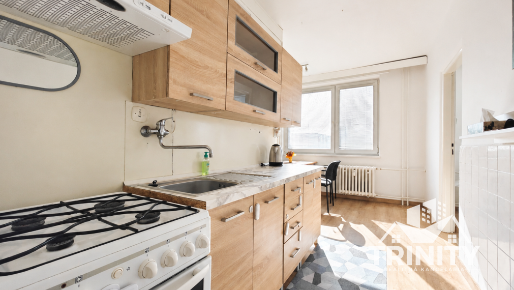 Na prenájom zariadený 3-izbový byt s balkónom v Nových Zámkoch