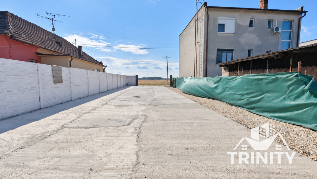 Na predaj rodinný dom so 4-bytovým jednotkami v obci Komoča
