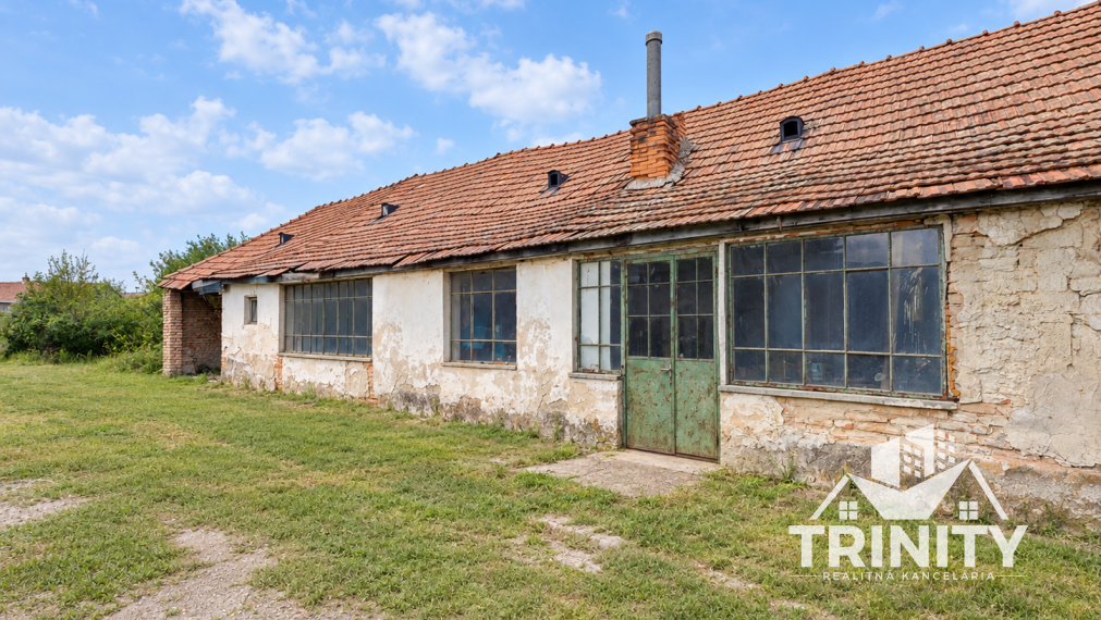 IBA U NÁS - Na predaj stavebný pozemok v centre obce Dvory nad Žitavou