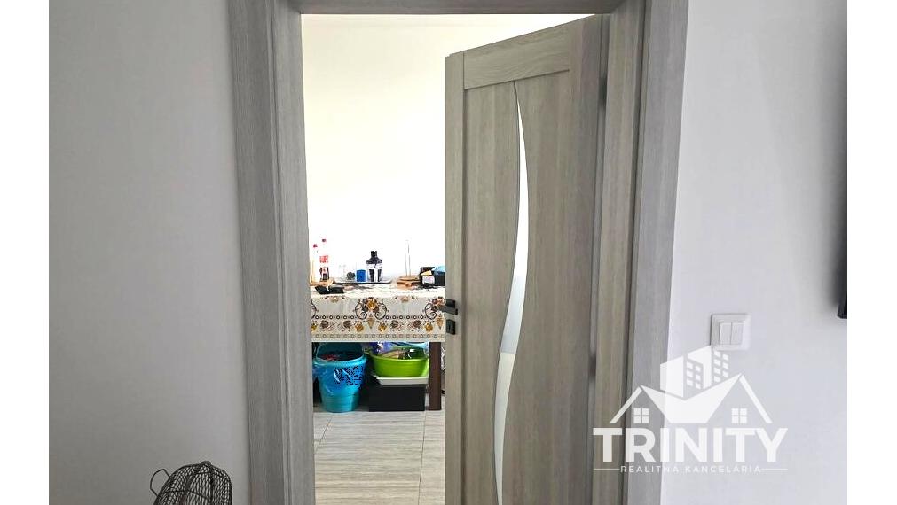 Na predaj kompletne zrekonštruovaný 2-izbový byt  s balkónom v obci Bajč