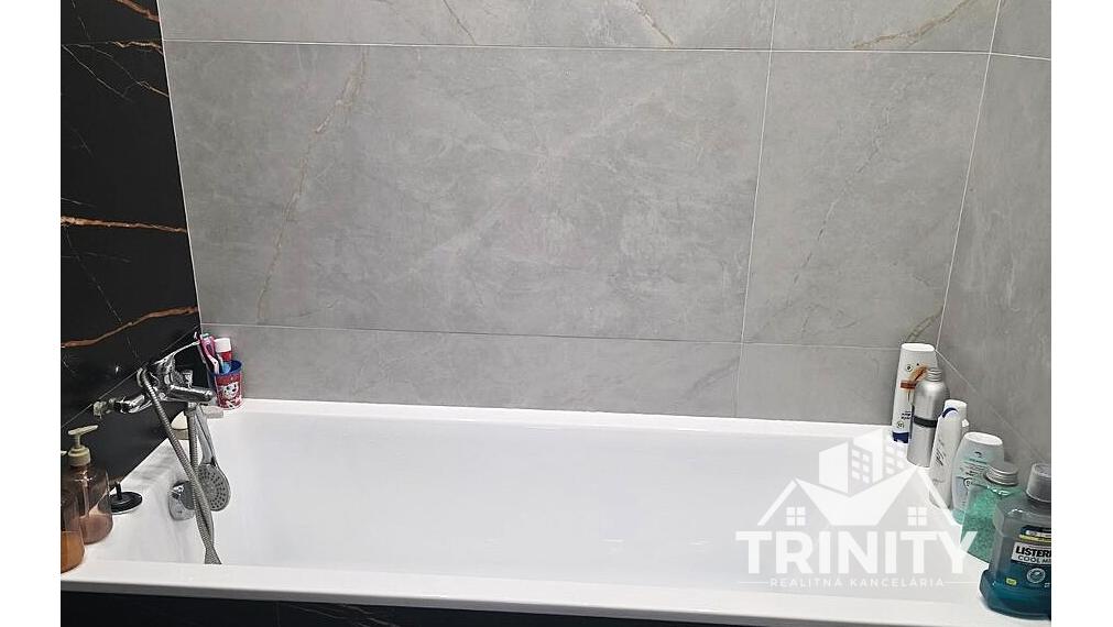 Na predaj kompletne zrekonštruovaný 2-izbový byt  s balkónom v obci Bajč