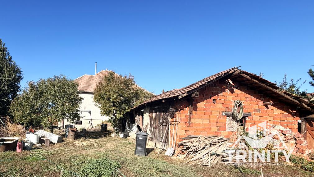 Na predaj 3-izbový rodinný dom s veľkým pozemkom v obci Hul