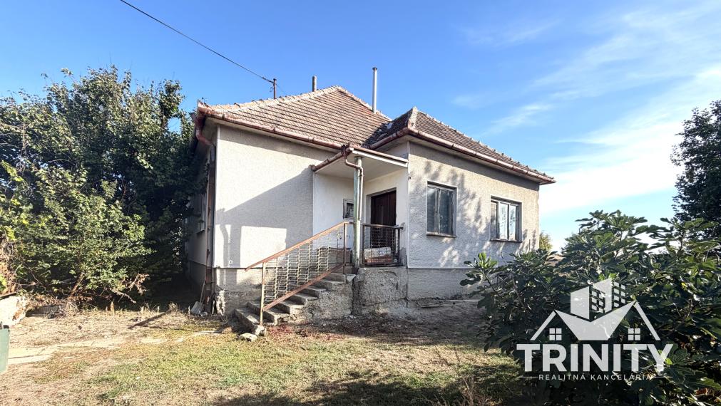 Na predaj 3-izbový rodinný dom s veľkým pozemkom v obci Hul