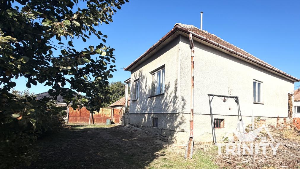 Na predaj 3-izbový rodinný dom s veľkým pozemkom v obci Hul