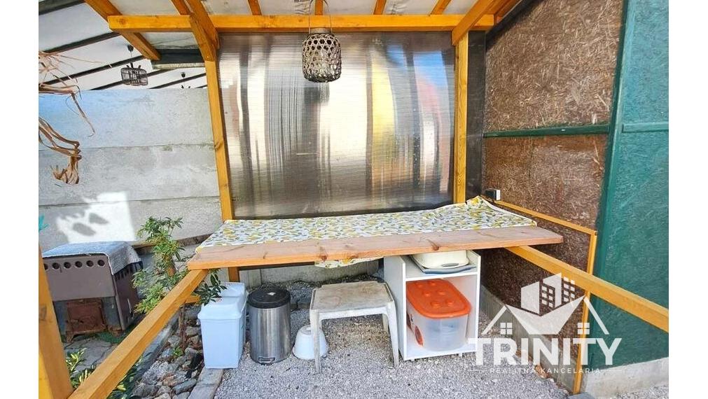 Na predaj záhrada s murovanou chatkou a terasou v Nových Zámkoch