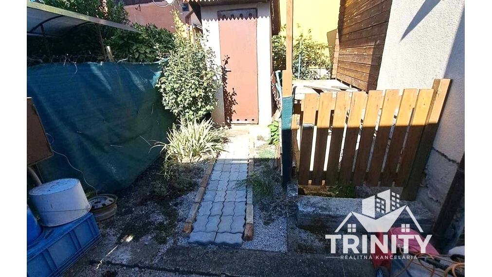 Na predaj záhrada s murovanou chatkou a terasou v Nových Zámkoch