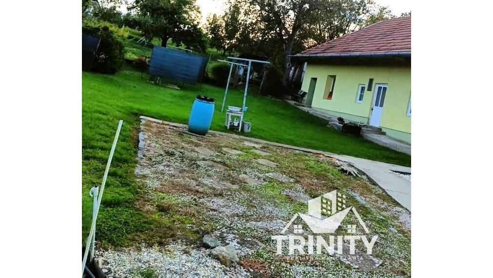 Na predaj stavebný pozemok so starším domom v obci Radava