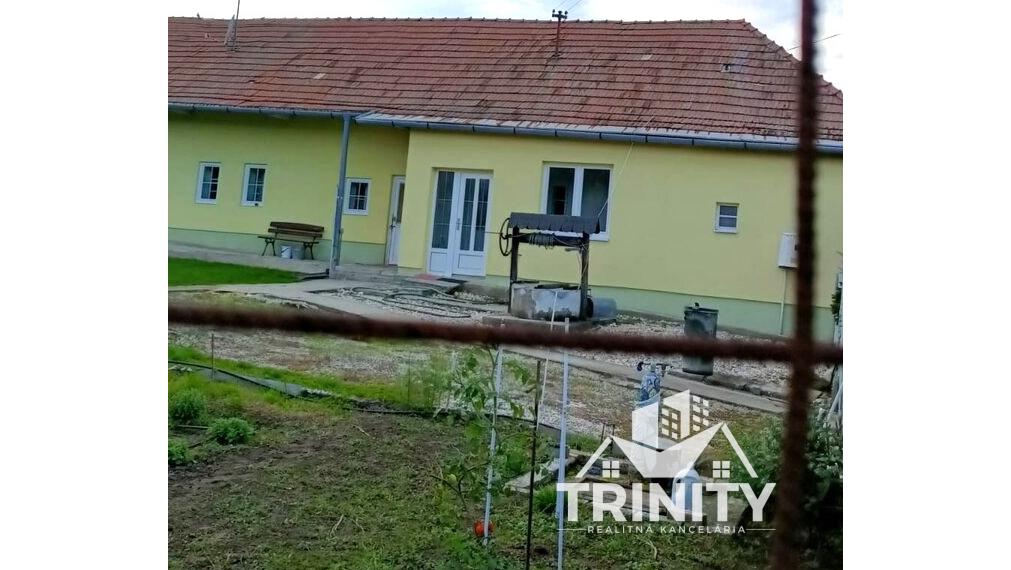 Na predaj stavebný pozemok so starším domom v obci Radava