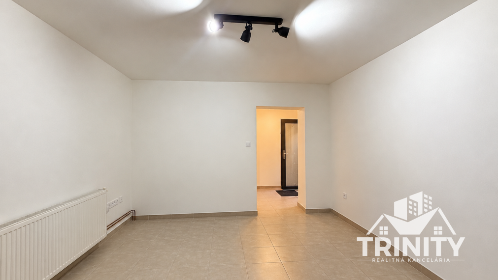 Na predaj kompletne zrekonštruovaný 3-izbový rodinný dom s terasou a garážou v obci Jatov