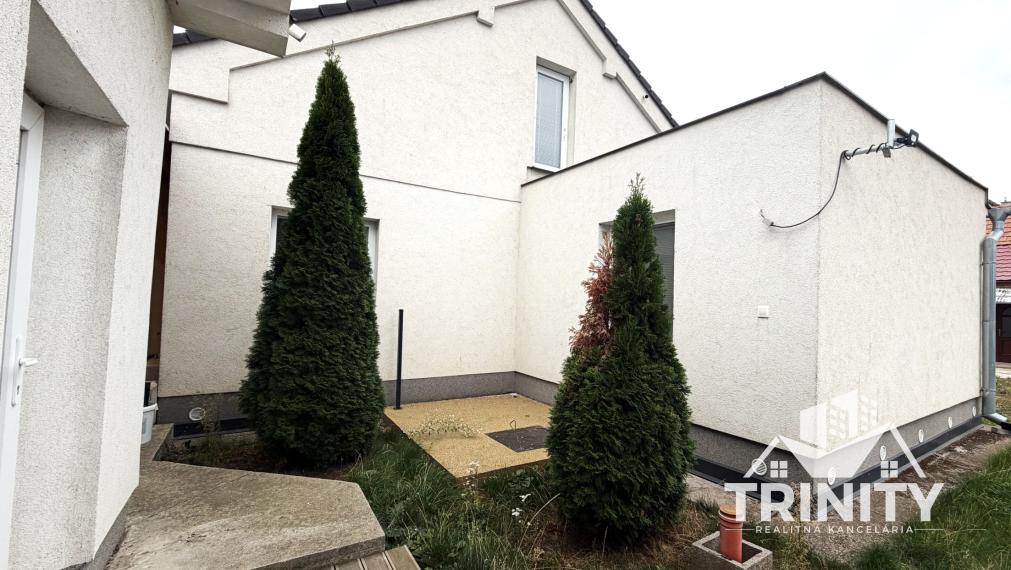 Na predaj kompletne zrekonštruovaný 3-izbový rodinný dom s terasou a garážou v obci Jatov