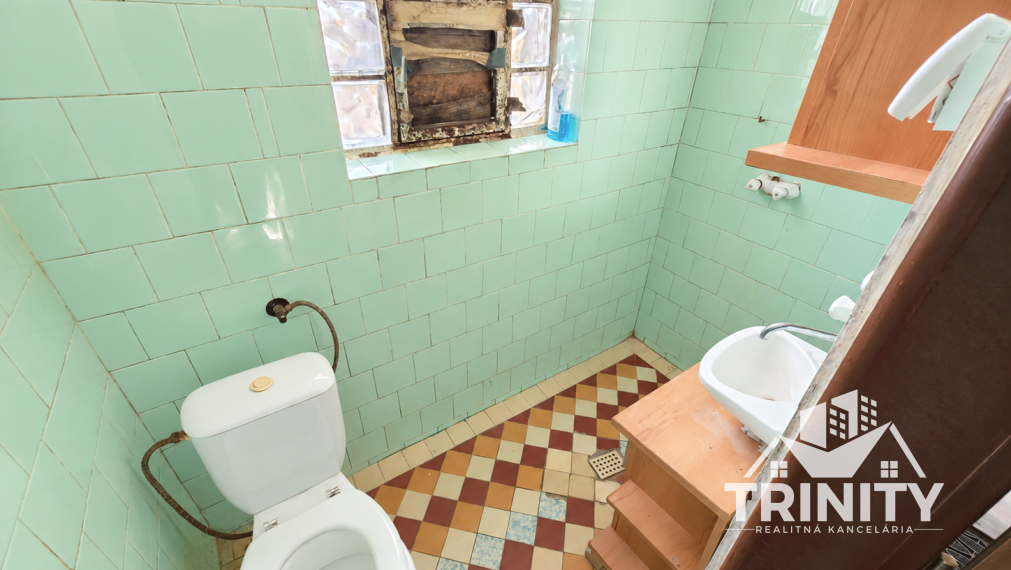 Na predaj rodinný dom s investičným potenciálom v obci Zemné, IBA U NÁS