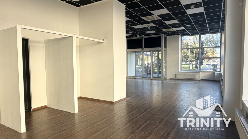 Na prenájom priestranný obchodný priestor priamo v centre mesta Nové Zámky