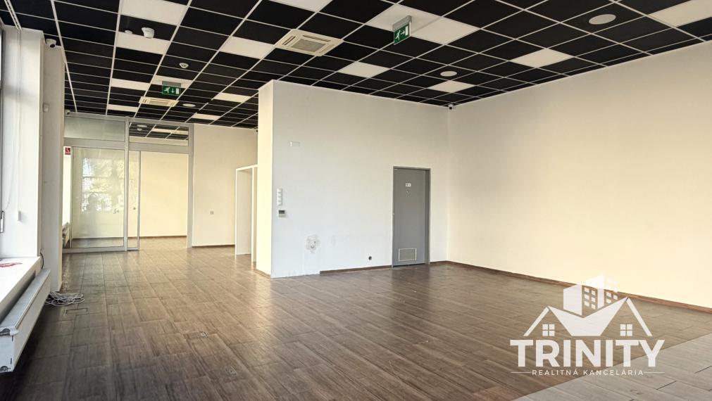 Na prenájom priestranný obchodný priestor priamo v centre mesta Nové Zámky
