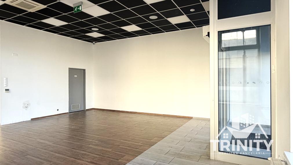 Na prenájom priestranný obchodný priestor priamo v centre mesta Nové Zámky