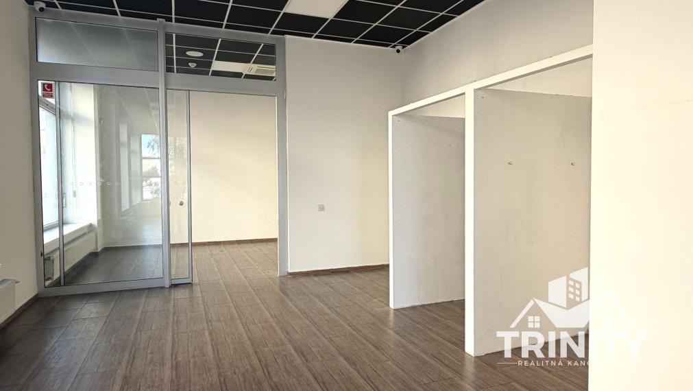 Na prenájom priestranný obchodný priestor priamo v centre mesta Nové Zámky