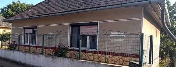 Na predaj 2-izbový rodinný dom s letnou kuchyňou v obci Svodín