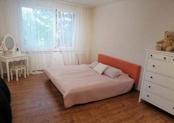 NA PREDAJ krásny 2-izbový byt s balkónom na ul. Komárňanská v meste Nové Zámky