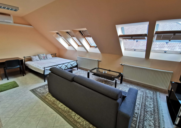 Na prenájom 1-izbový byt priamo v centre mesta v Nových Zámkoch