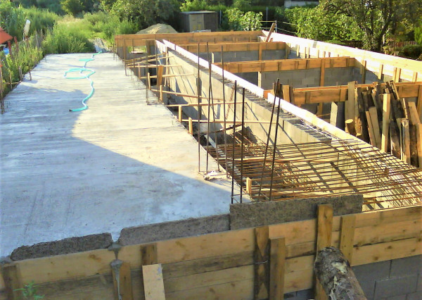 NA PREDAJ rozostavaná polyfunkčná budova v Nových Zámkoch